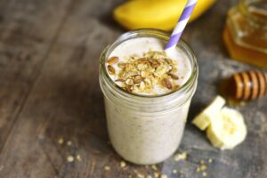 Smoothie de Banana, Leite de Coco, Aveia e Mel