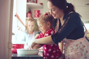 Crianças na cozinha: dicas para envolvê-las com criatividade e segurança