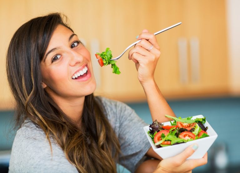 moça experimentando vários tipos de saladas