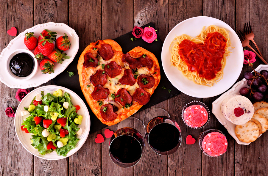 Diferentes ideias para jantar de dia dos namorados, com tudo em formato de coração 