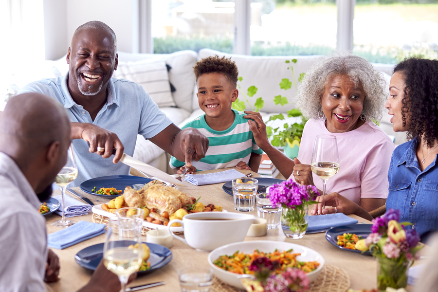 Família reunida comendo receitas de vó para comemorar o dia dos avós