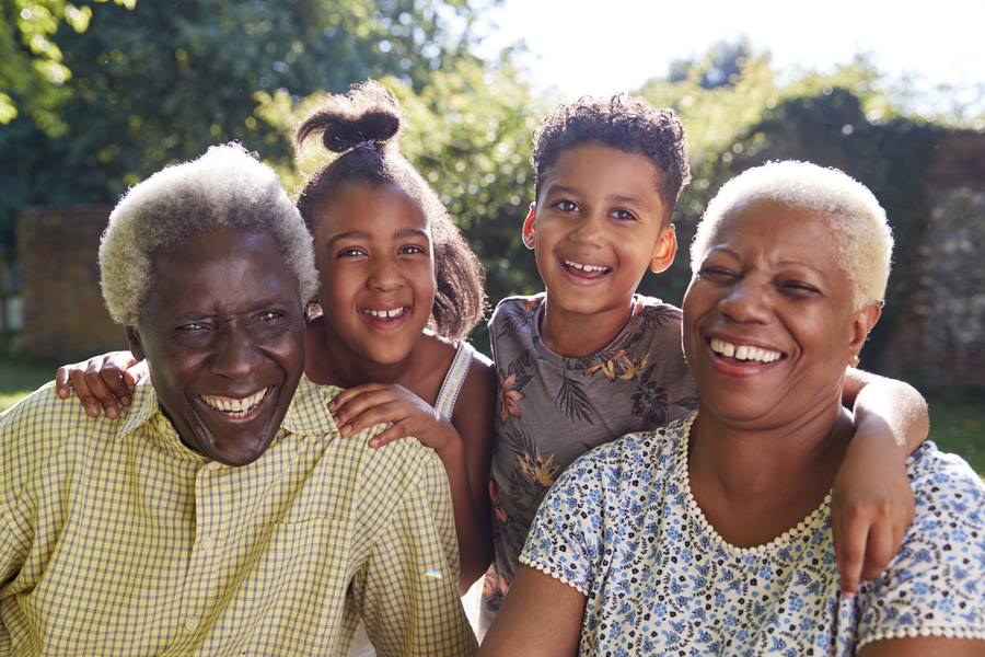 Netos e avós sorridentes comemorando o dia dos Avós com receita de vó 