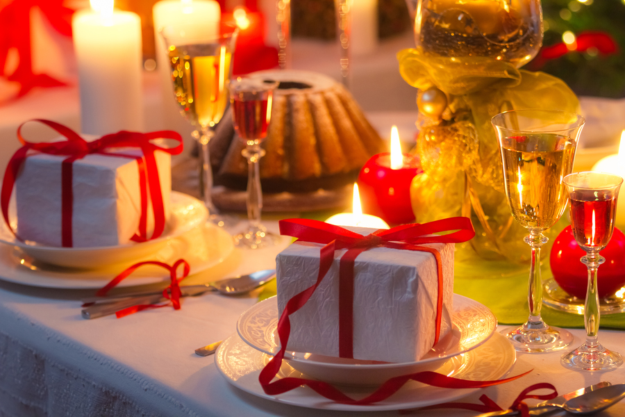Mesa com receitas natalinas e decoração de Natal