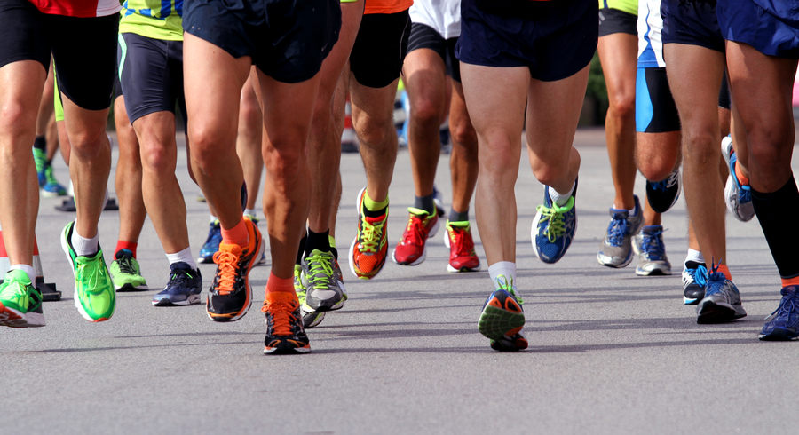 Alimentação para Maratonistas: corredores correndo na rua em dia ensolarado
