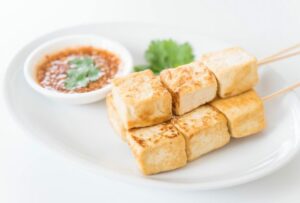 Churrasco vegano de tofu picante no espeto