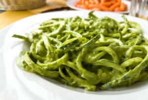 Spaghetti de Abobrinha ao Molho Pesto