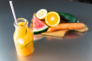 Suco detox com melancia, laranja e cenoura