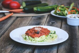 Tagliatelle de Abobrinha ao Molho Bolonhesa